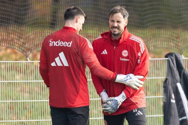 Training Eintracht Frankfurt Torwart Jens Grahl (Eintracht Frankfurt, 33) hat sich an der Hand verletzt. Torwart Michael Zetterer (Eintracht Frankfurt, 23) kümmert sich um ihn. Training von Eintracht Frankfurt am 12. November 2025 im Deutsche Bank Park in Frankfurt am Main., Frankfurt am Main Hessen Deutschland Deutsche Bank Park