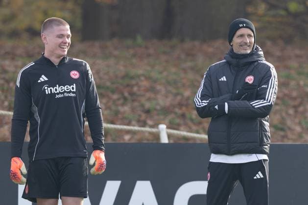 Training Eintracht Frankfurt Rugbyspieler Anton Segner nimmt am Torwarttraining teil. Rechts Trainer Dino Toppmöller Toppmoeller (Eintracht Frankfurt). Training von Eintracht Frankfurt am 12. November 2025 im Deutsche Bank Park in Frankfurt am Main., Frankfurt am Main Hessen Deutschland Deutsche Bank Park