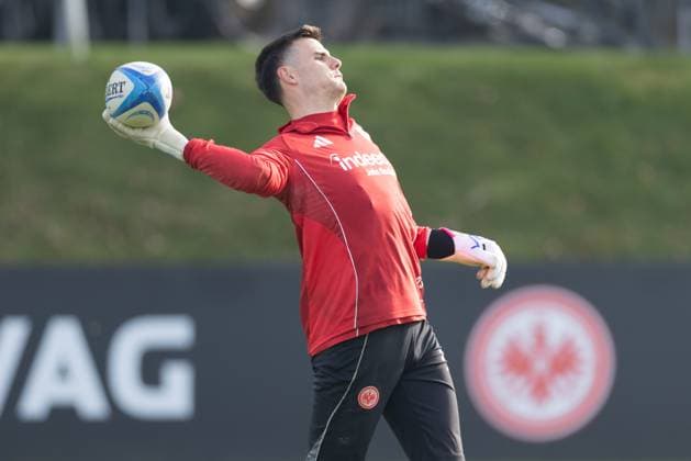 Training Eintracht Frankfurt Torwart Michael Zetterer (Eintracht Frankfurt, 23) trainiert mit einem Rugbyball. Training von Eintracht Frankfurt am 12. November 2025 im Deutsche Bank Park in Frankfurt am Main., Frankfurt am Main Hessen Deutschland Deutsche Bank Park