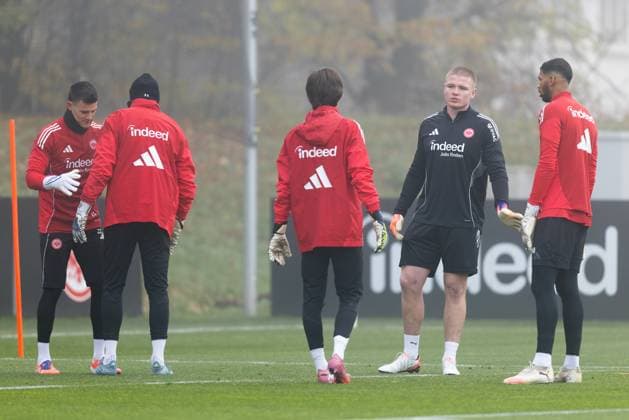 Training Eintracht Frankfurt Rugbystar Anton Segner zeigt den Frankfurter Torhütern einige Übungseinheiten aus dem Rugbytraining. Von links Torwart Michael Zetterer (Eintracht Frankfurt, 23), Torwart Jens Grahl (Eintracht Frankfurt, 33), Amil Siljevic und ganz rechts Torwart Kaua Santos (Eintracht Frankfurt, 40). Training von Eintracht Frankfurt am 12. November 2025 im Deutsche Bank Park in Frankfurt am Main., Frankfurt am Main Hessen Deutschland Deutsche Bank Park