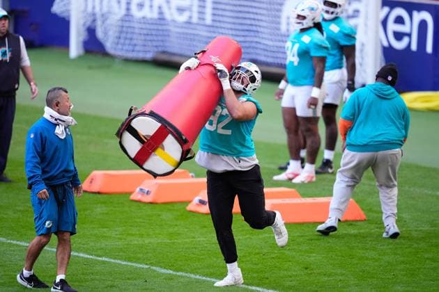 November 12, 2025, Madrid, Madrid, Spain: Zach Sieler during the Miami Dolphins training session ahead their upcoming the National Football League NFL, American Football Herren, USA 2025 Madrid Game against Washington Commanders at Riyadh Air Metropolitano on November 12, 2025, in Madrid, Spain. Madrid Spain - ZUMAa181 20251112_zaa_a181_166 Copyright: xDennisxAgyemanx