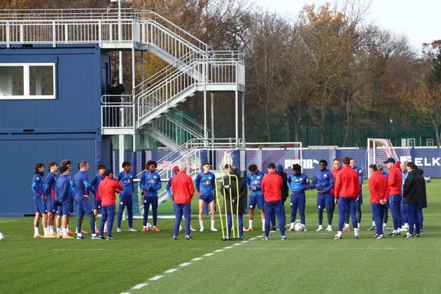 Training RB Leipzig Bundesliga Leipzig, 12.11.2025, Trainingszentrum am Cottaweg, Saison 2025 2026, Fußball, Männer, 1. Bundesliga , Training RB Leipzig , Im Bild: Trainer Ole Werner hält Ansprache vor dem Training ,