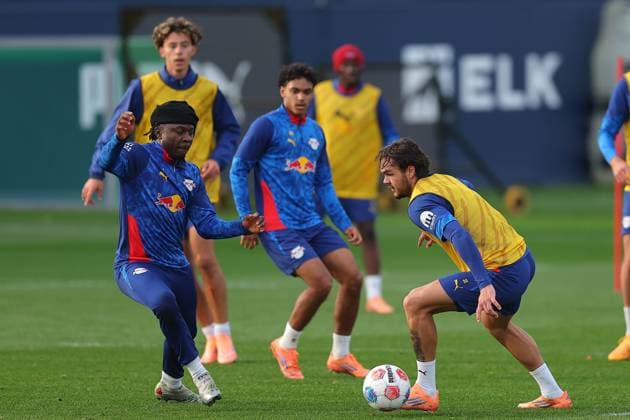 Training RB Leipzig Bundesliga Leipzig, 12.11.2025, Trainingszentrum am Cottaweg, Saison 2025 2026, Fußball, Männer, 1. Bundesliga , Training RB Leipzig , Im Bild v.l.: Johan Bakayoko und Max Finkgräfe ,