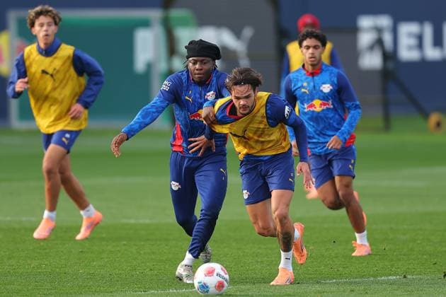 Training RB Leipzig Bundesliga Leipzig, 12.11.2025, Trainingszentrum am Cottaweg, Saison 2025 2026, Fußball, Männer, 1. Bundesliga , Training RB Leipzig , Im Bild v.l.: Johan Bakayoko und Max Finkgräfe ,