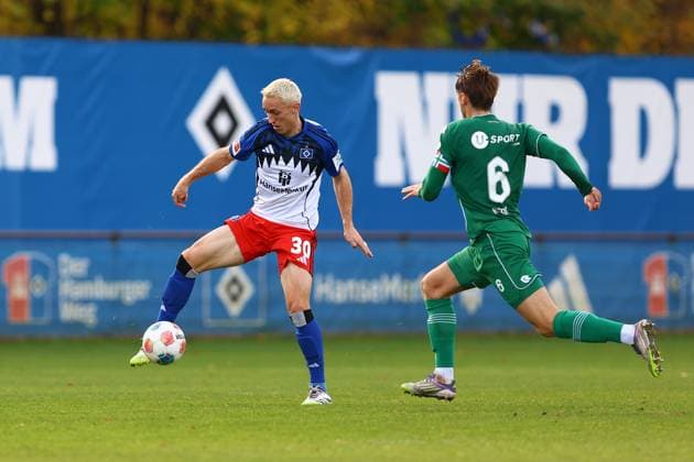 30 Silvan Hefti (Hamburger SV), 6 Stije Resink (FC Groningen) Fußball I Herren I Freundschaftsspiel I Saison 2025-2026 I Hamburger SV - FC Groningen I 12.11.2025 I Trainingsplatz Volksparkstadion