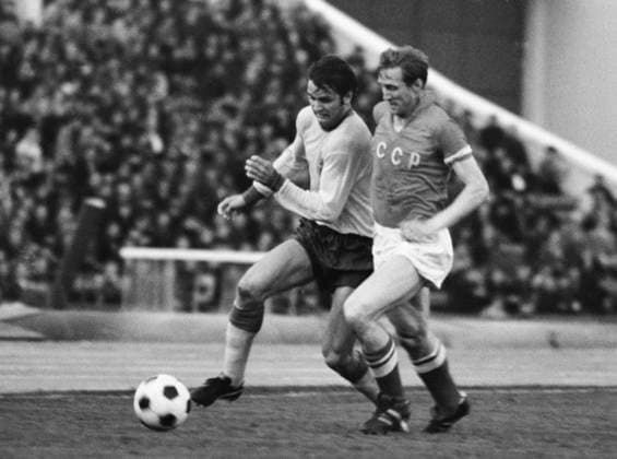 MOSCOW, USSR. August 6, 1969. Swedish goalscorer Eklund (L) and Soviet player Albert Shesternyov are struggling for the ball. Viktor Budan, Vyacheslav Un-Da-sin TASS  32004243