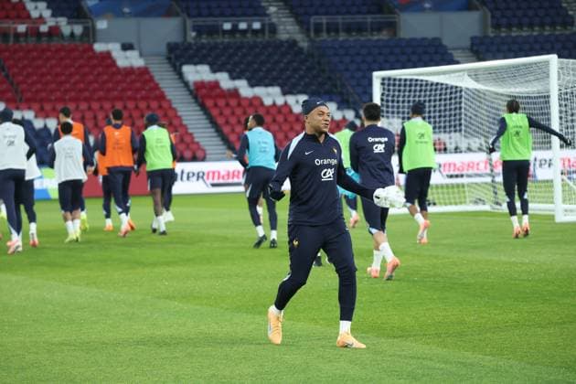 Entraînement de l’équipe de France au Parc des Princes PHOTOPQR LE PARISIEN Olivier Arandel ; Paris ; 12 11 2025 ; Paris, France Mercredi 12 novembre 2025 Football Équipe de France Kylian Mbappe (souriant) Entraînement de l’Equipe de France LP Olivier Arandel Paris, France, nov 12th 2025 France national team, Nationalteam at training