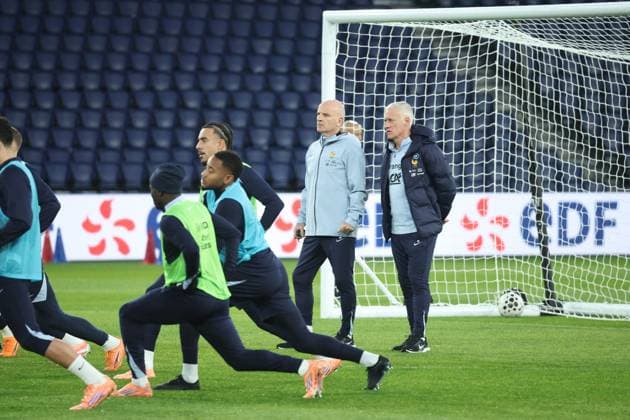 Entraînement de l’équipe de France au Parc des Princes PHOTOPQR LE PARISIEN Olivier Arandel ; Paris ; 12 11 2025 ; Paris, France Mercredi 12 novembre 2025 Football Équipe de France Guy Stéphan (entraîneur adjoint) et Didier Deschamps entraineur équipe de France Entraînement de l’Equipe de France LP Olivier Arandel Paris, France, nov 12th 2025 France national team, Nationalteam at training