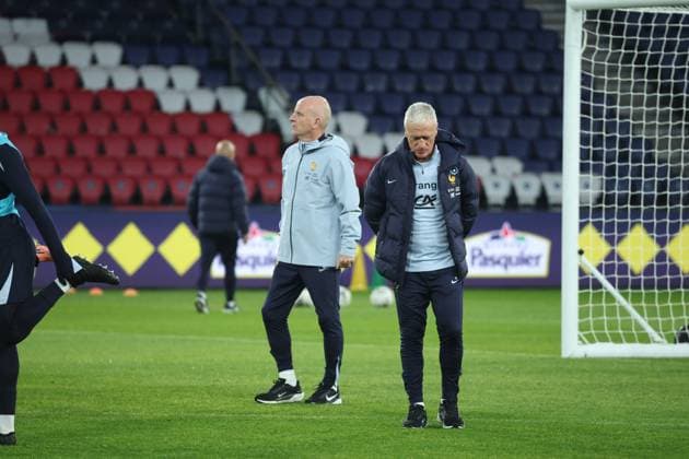 Entraînement de l’équipe de France au Parc des Princes PHOTOPQR LE PARISIEN Olivier Arandel ; Paris ; 12 11 2025 ; Paris, France Mercredi 12 novembre 2025 Football Équipe de France Entraînement de l’Equipe de France Guy Stéphan (entraîneur adjoint) et Didier Deschamps entraineur équipe de France LP Olivier Arandel Paris, France, nov 12th 2025 France national team, Nationalteam at training