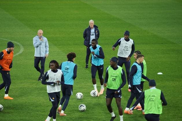 Entraînement de l’équipe de France au Parc des Princes PHOTOPQR LE PARISIEN Olivier Arandel ; Paris ; 12 11 2025 ; Paris, France Mercredi 12 novembre 2025 Football Équipe de France Entraînement de l’Equipe de France Guy Stéphan (entraîneur adjoint) et Didier Deschamps entraineur équipe de France LP Olivier Arandel Paris, France, nov 12th 2025 France national team, Nationalteam at training