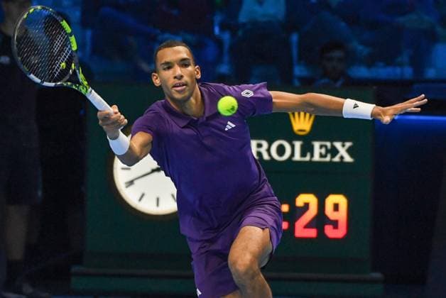 ITALY, TURIN - NOVEMBER 12, 2025: Felix Auger-Aliassime of Canada returns the ball in the 2025 ATP, Tennis Herren Finals Bjorn Borg Group round-robin singles tennis match against Ben Shelton of the United States at Palasport Olimpico 2025 ATP Finals: Shelton Vs Auger-Aliassime  - ZUMAt113 20251112_zaa_t113_581 Copyright: xSergeixVishnevskyx