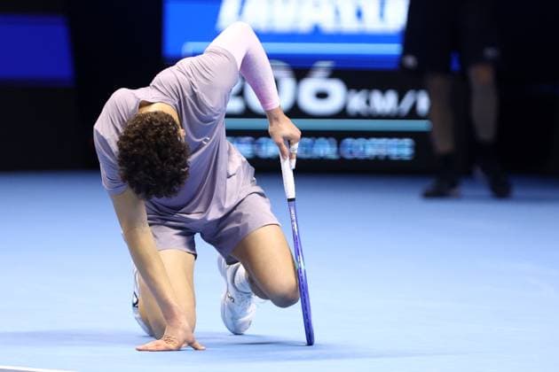 Ben Shelton vs Felix Auger-Aliassime Ben Shelton of USA looks injured during the Round Robin singles match between Ben Shelton of Usa and Felix Auger-Aliassime of Canada on Day four of the Nitto ATP, Tennis Herren World Tour Finals. Turin Inalpi Arena Italy Copyright: xMarcoxCanonierox