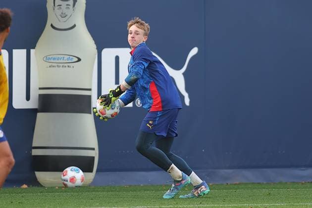 Training RB Leipzig Bundesliga Leipzig, 12.11.2025, Trainingszentrum am Cottaweg, Saison 2025 2026, Fußball, Männer, 1. Bundesliga , Training RB Leipzig , Im Bild : Nachwuchstorwart Elian Hähner Haehner ,