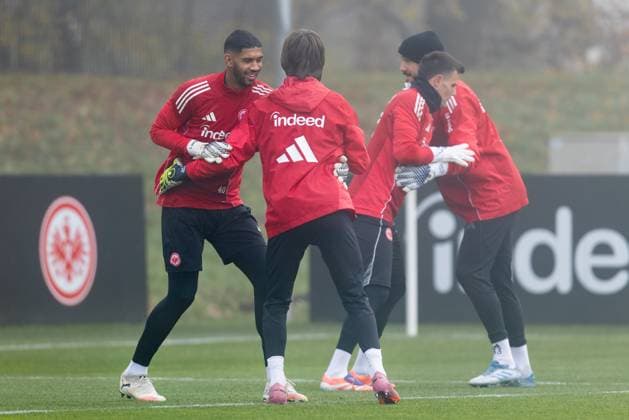 Training Eintracht Frankfurt Rugby-Training der Torhüter. Links Torwart Kaua Santos (Eintracht Frankfurt, 40) mit Amil Siljevic, rechts Torwart Michael Zetterer (Eintracht Frankfurt, 23) mit Torwart Jens Grahl (Eintracht Frankfurt, 33). Training von Eintracht Frankfurt am 12. November 2025 im Deutsche Bank Park in Frankfurt am Main., Frankfurt am Main Hessen Deutschland Deutsche Bank Park