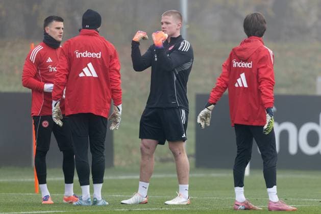 Training Eintracht Frankfurt Rugby-Star Anton Segner erklärt den Frankfurter Torhütern Übungen aus dem Rugby-Training. Von links Torwart Michael Zetterer (Eintracht Frankfurt, 23), Torwart Jens Grahl (Eintracht Frankfurt, 33), Anton Segner und rechts Amil Siljevic. Training von Eintracht Frankfurt am 12. November 2025 im Deutsche Bank Park in Frankfurt am Main., Frankfurt am Main Hessen Deutschland Deutsche Bank Park