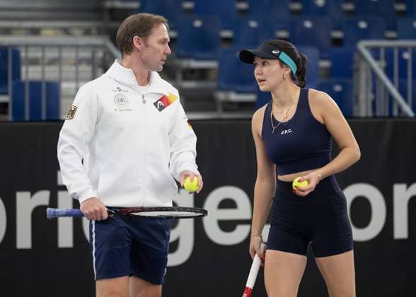 Billie Jean King Cup 2025 Play-Offs, TC Ismaning, Muenchen, Deutschland, Team Germany, Mannschaftskapitaen Rainer Schuettler im Gespraech mit Eva Lys, Training, aufwaermen, Warm-up Tennis - Billie Jean King Cup 2025 - ITF Billie Jean King Cup - TC Ismaning - Ismaning - Bayern - Deutschland - 12 November 2025. Copyright: xJuergenxHasenkopfx