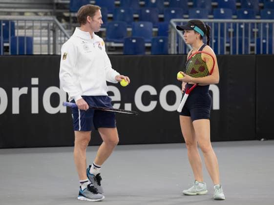 Billie Jean King Cup 2025 Play-Offs, TC Ismaning, Muenchen, Deutschland, Team Germany, Mannschaftskapitaen Rainer Schuettler im Gespraech mit Eva Lys, Training, aufwaermen, Warm-up Tennis - Billie Jean King Cup 2025 - ITF Billie Jean King Cup - TC Ismaning - Ismaning - Bayern - Deutschland - 12 November 2025. Copyright: xJuergenxHasenkopfx