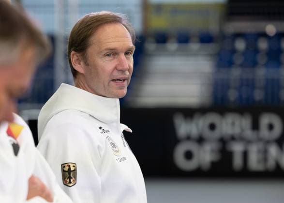 Billie Jean King Cup 2025 Play-Offs, TC Ismaning, Muenchen, Deutschland, Team Germany, Mannschaftskapitaen Rainer Schuettler, Training, aufwaermen, Warm-up Copyright: xJuergenxHasenkopfx