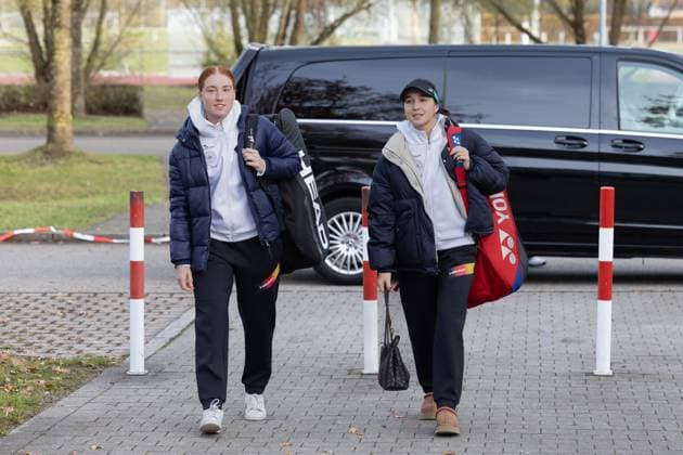 Billie Jean King Cup 2025 Play-Offs, TC Ismaning, Muenchen, Deutschland, Team Germany, Ankunft der Spielerinnen L-R Ella Seidfel und Eva Lys auf der Anlage, Copyright: xJuergenxHasenkopfx