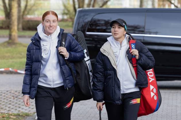 Billie Jean King Cup 2025 Play-Offs, TC Ismaning, Muenchen, Deutschland, Team Germany, Ankunft der Spielerinnen L-R Ella Seidfel und Eva Lys auf der Anlage, Copyright: xJuergenxHasenkopfx