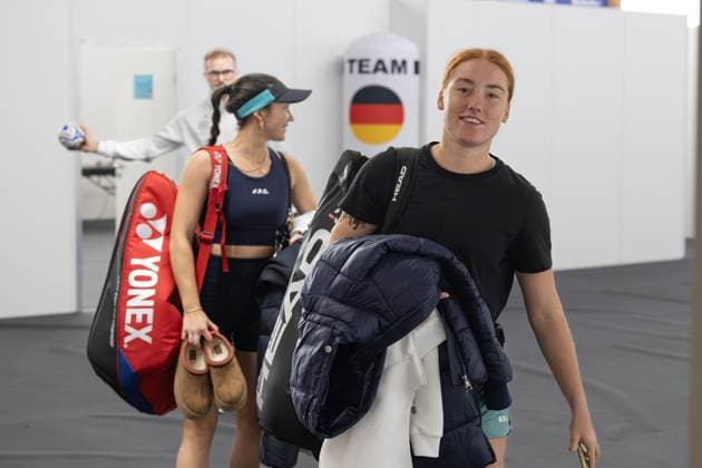 Billie Jean King Cup 2025 Play-Offs, TC Ismaning, Muenchen, Deutschland, Team Germany auf dem Weg zum Training, vorne Ella Seidel,Dann Eva Lys und DTB Physiotherapeut Matthias Breunig, Tennis - Billie Jean King Cup 2025 - ITF Billie Jean King Cup - TC Ismaning - Ismaning - Bayern - Deutschland - 12 November 2025. Copyright: xJuergenxHasenkopfx