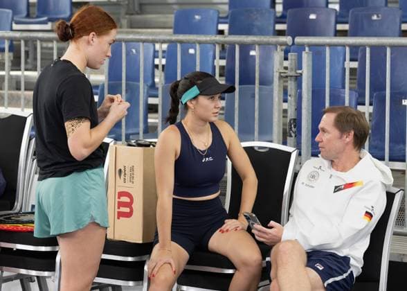 Billie Jean King Cup 2025 Play-Offs, TC Ismaning, Muenchen, Deutschland, Team Germany, Mannschaftskapitaen Rainer Schuettler, Eva Lys und Ella Seidel im Gespraech vor dem Training, aufwaermen, Warm-up Copyright: xJuergenxHasenkopfx