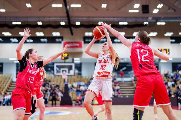 BASKETBALL - FIBA Quali, AUT vs NOR VIENNA,AUSTRIA,12.NOV.25 - BASKETBALL - FIBA Women s EURO Basket 2027, qualification, Austria vs Norway. Image shows Karoline Teigland (NOR), Sigrid Koizar (AUT) and Tori Halvorsen (NOR).  GEPAxpictures xEdgarxEisner