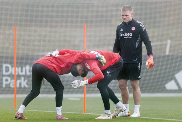 Training Eintracht Frankfurt Rugby-Star Anton Segner lässt die beiden Frankfurter Torhüter Amil Siljevic und Kaua Santos ein Rugby-Gedränge einüben. Training von Eintracht Frankfurt am 12. November 2025 im Deutsche Bank Park in Frankfurt am Main., Frankfurt am Main Hessen Deutschland Deutsche Bank Park