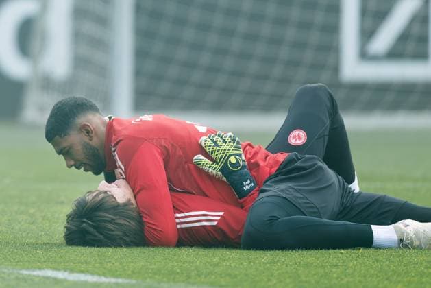 Training Eintracht Frankfurt Torwart Kaua Santos (Eintracht Frankfurt, 40) hat seinen Kollegen Amil Siljevic im Haltegriff. Training von Eintracht Frankfurt am 12. November 2025 im Deutsche Bank Park in Frankfurt am Main., Frankfurt am Main Hessen Deutschland Deutsche Bank Park