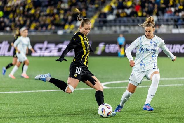 251112 Anna Anvegard of Häcken and Henrietta Csiszar of Inter during the UEFA Women s Europa Cup football match between Häcken and Inter on November 12, 2025 in Gothenburg. Photo: Michael Erichsen BILDBYRAN COP 89 MI0901 fotboll football soccer fotball europa cup häcken inter uefa womens europa cup dam bbeng internazionale milano Copyright: MICHAELxERICHSEN BB251112MI012