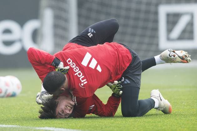 Training Eintracht Frankfurt Torwart Kaua Santos (Eintracht Frankfurt, 40) hat seinen Kollegen Amil Siljevic zu Boden gerissen. Training von Eintracht Frankfurt am 12. November 2025 im Deutsche Bank Park in Frankfurt am Main., Frankfurt am Main Hessen Deutschland Deutsche Bank Park