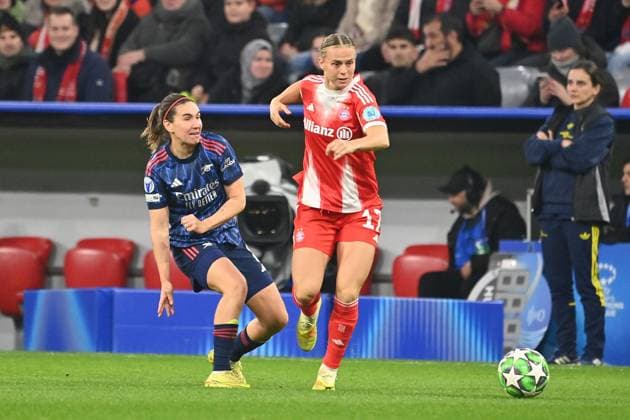 Klara BUEHL (FCB), Aktion,Zweikampf gegen Mariona Caldentey (Arsenal). FC Bayern Muenchen - Arsenal WFC Fussball Champions League der Frauen Matchday 3 am 12.11.2025 A L L I A N Z A R E N A .