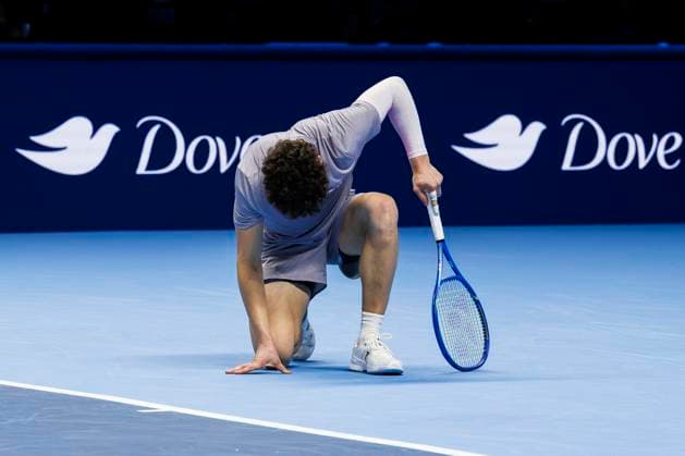 Nitto ATP, Tennis Herren Finals 2025 - Day Four Ben Shelton of USA looks dejected during his round robin singles match against Felix Auger-Aliassime of Canada during day four of the Nitto ATP Finals 2025. Felix Auger-Aliassime won 4-6, 7-6(7), 7-5. Turin Italy Copyright: xNicolòxCampox