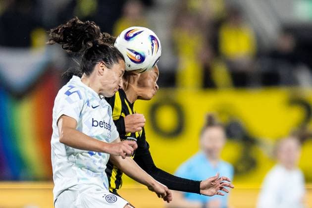 251112 Ivana AndrÃ s of Inter and Felicia Schröder of Häcken during the UEFA Women s Europa Cup football match between Häcken and Inter on November 12, 2025 in Gothenburg. Photo: Michael Erichsen BILDBYRAN COP 89 MI0901 fotboll football soccer fotball europa cup häcken inter uefa womens europa cup dam bbeng internazionale milano Copyright: MICHAELxERICHSEN BB251112MI015