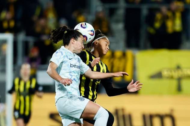 GOTHENBURG, SWEDEN 20251112 Inter s Ivana in a header duel against Häcken s Felicia Schröder during Wednesday s women s European Cup soccer match between BK Häcken FF and Inter at Bravida Arena (Hisingen Arena). GÖTEBORG SWEDEN x9200x