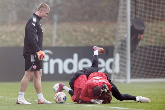 Training Eintracht Frankfurt Rugby-Star Anton Segner beobachtet die beiden Frankfurter Torhüter Kaua Santos und Amil Siljevic, die eine Übung aus dem Rugby-Training durchführen. Training von Eintracht Frankfurt am 12. November 2025 im Deutsche Bank Park in Frankfurt am Main., Frankfurt am Main Hessen Deutschland Deutsche Bank Park