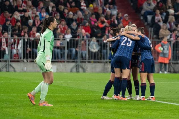 Das Team von Arsenal jubelt über das Tor zum 0-1 beim UEFA Womens Champions League Spiel FC Bayern München - Arsenal Women FC am 12.11.2025. München Allianz Arena Bayern Deutschland