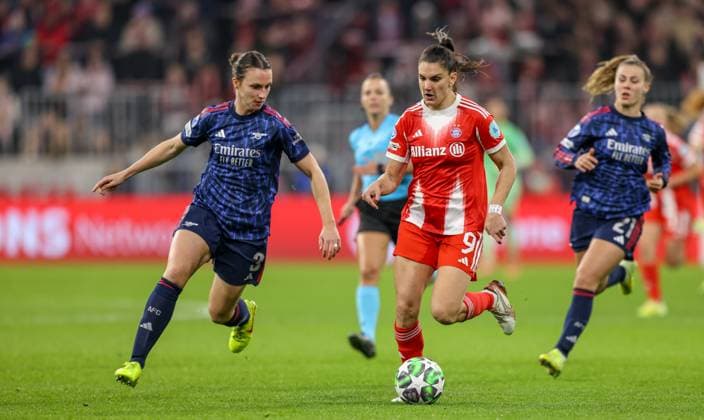 DEU, München, FC Bayern München vs Arsenal London, Women s Champions League, UEFA, Saison 2526, Allianz Arena, 3. Spieltag im Bild v.l.n.r: Lotte Wubben‘Moy (Arsenal London 3), Jovana DamnjanoviÄ‡ (Bayern München 9) DFB DFL REGULATIONS PROHIBIT ANY USE OF PHOTOGRAPHS AS IMAGE SEQUENCES AND OR QUASI-VIDEO, 12.11.2025 Copyright: HMBxMedia HendrikxHamelau