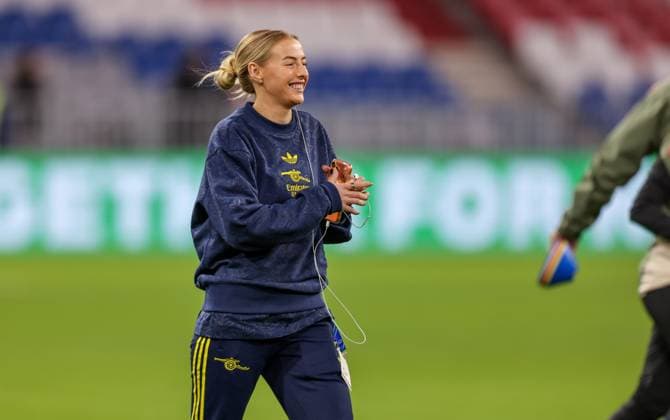 DEU, München, FC Bayern München vs Arsenal London, Women s Champions League, UEFA, Saison 2526, Allianz Arena, 3. Spieltag im Bild: Chloe Kelly (Arsenal London 18) before the match DFB DFL REGULATIONS PROHIBIT ANY USE OF PHOTOGRAPHS AS IMAGE SEQUENCES AND OR QUASI-VIDEO, 12.11.2025 Copyright: HMBxMedia HendrikxHamelau