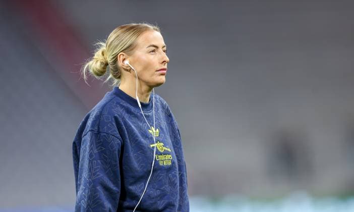 DEU, München, FC Bayern München vs Arsenal London, Women s Champions League, UEFA, Saison 2526, Allianz Arena, 3. Spieltag im Bild: Chloe Kelly (Arsenal London 18) before the match DFB DFL REGULATIONS PROHIBIT ANY USE OF PHOTOGRAPHS AS IMAGE SEQUENCES AND OR QUASI-VIDEO, 12.11.2025 Copyright: HMBxMedia HendrikxHamelau