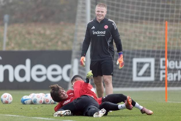 Training Eintracht Frankfurt Rugby-Star Anton Segner beobachtet die beiden Frankfurter Torhüter Kaua Santos und Amil Siljevic, die eine Übung aus dem Rugby-Training durchführen. Training von Eintracht Frankfurt am 12. November 2025 im Deutsche Bank Park in Frankfurt am Main., Frankfurt am Main Hessen Deutschland Deutsche Bank Park