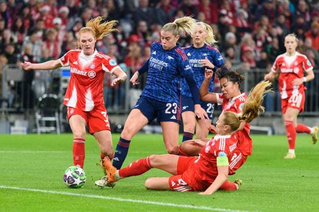Stine Ballisager (3 FC Bayern Munich), Glodis Viggosdottir (4 FC Bayern Munich) and Momoko Tanikawa (18 FC Bayern Munich) trying to stop Alessia Russo (23 Arsenal) in the box during the UEFA Womens Champions League league phase match between FC Bayern Munich and Arsenal WFC at Allianz Arena in Munich, Germany. Copyright: xSvenxBeyrich SPPx Sportspressphoto_SPR61192