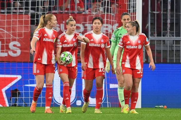 v.li:Glodis Perla VIGGOSDOTTIR (FCB),Giulia GWINN (FCB),Momoko TANIKAWA (FCB),Maria Luisa GROHS (Torfrau FCB),Nestory IRANKUNDA (Bayern Muenchen) nach Gegentor, FC Bayern Muenchen - Arsenal WFC Fussball Champions League der Frauen Matchday 3 am 12.11.2025 A L L I A N Z A R E N A .