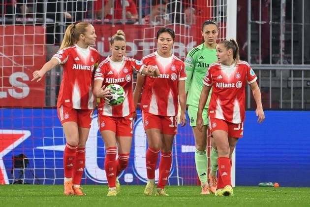 v.li:Glodis Perla VIGGOSDOTTIR (FCB),Giulia GWINN (FCB),Momoko TANIKAWA (FCB),Maria Luisa GROHS (Torfrau FCB),Nestory IRANKUNDA (Bayern Muenchen) nach Gegentor, FC Bayern Muenchen - Arsenal WFC Fussball Champions League der Frauen Matchday 3 am 12.11.2025 A L L I A N Z A R E N A .