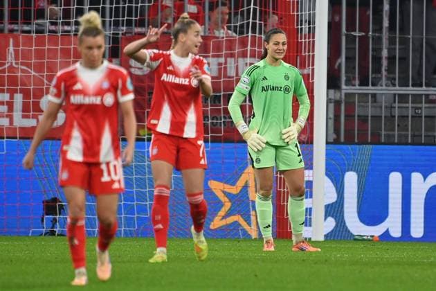 Maria Luisa GROHS (Torfrau FCB) nach Gegentor, Enttaeuschung,Frust, enttaeuscht,frustriert,niedergeschlagen, FC Bayern Muenchen - Arsenal WFC Fussball Champions League der Frauen Matchday 3 am 12.11.2025 A L L I A N Z A R E N A .