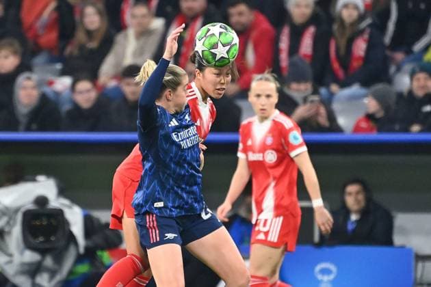 Alessia Russo (Arsenal), Aktion,Zweikampf gegen Momoko TANIKAWA (FCB), FC Bayern Muenchen - Arsenal WFC Fussball Champions League der Frauen Matchday 3 am 12.11.2025 A L L I A N Z A R E N A .
