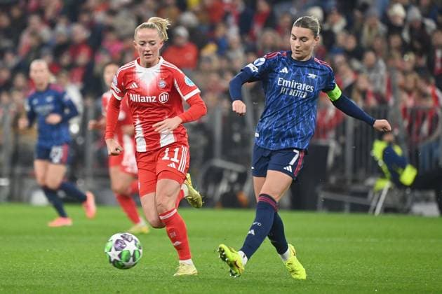 v.li:Lea SCHUELLER (FCB), Aktion,Zweikampf gegen Steph Catley (Arsenal). FC Bayern Muenchen - Arsenal WFC Fussball Champions League der Frauen Matchday 3 am 12.11.2025 A L L I A N Z A R E N A .