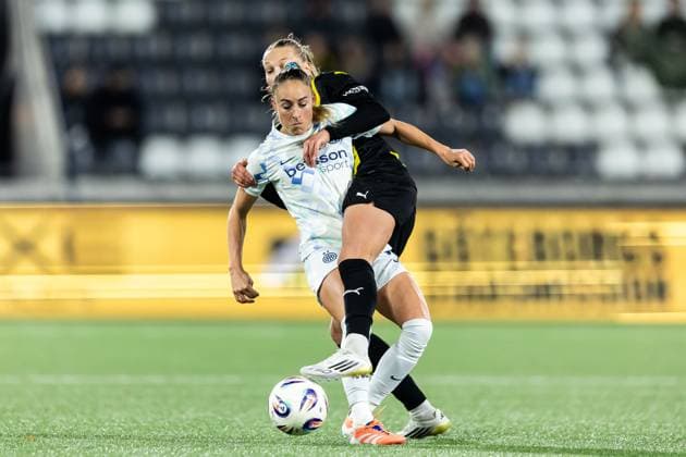 251112 Tessa Wullaert of Inter and Stine Sandbech of Häcken during the UEFA Women s Europa Cup football match between Häcken and Inter on November 12, 2025 in Gothenburg. Photo: Michael Erichsen BILDBYRAN COP 89 MI0901 fotboll football soccer fotball europa cup häcken inter uefa womens europa cup dam bbeng internazionale milano Copyright: MICHAELxERICHSEN BB251112MI017