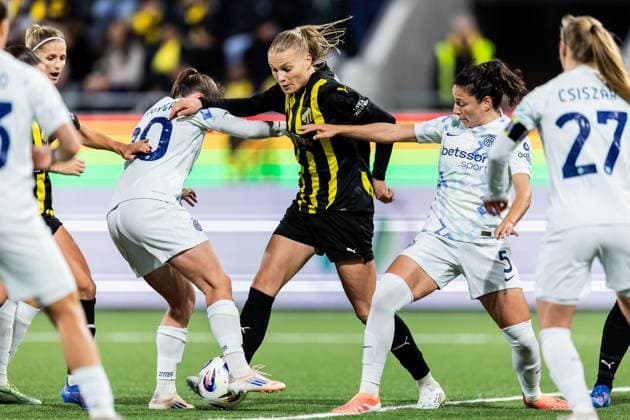 251112 Marie Detruyer and Ivana AndrÃ s of Inter against Stine Sandbech of Häcken during the UEFA Women s Europa Cup football match between Häcken and Inter on November 12, 2025 in Gothenburg. Photo: Michael Erichsen BILDBYRAN COP 89 MI0901 fotboll football soccer fotball europa cup häcken inter uefa womens europa cup dam bbeng internazionale milano Copyright: MICHAELxERICHSEN BB251112MI018