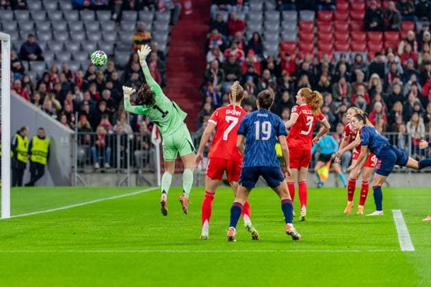 Hier wird Maria Luisa Grohs (Torfrau, FC Bayern Muenchen Frauen, 01) von Emily Fox (Arsenal Woman FC, 2) zum Tor zum 0:1 ueberwunden GER, FC Bayern Muenchen Frauen vs. Arsenal Woman FC, Fussball, Champions League Frauen, Ligaphase 3. Spieltag , Saison 2025 2026, 12.11.2025. GER, FC Bayern Muenchen Frauen vs. Arsenal Woman FC, Fussball, Champions League Frauen, Ligaphase 3. Spieltag , Saison 2025 2026, 12.11.2025. Muenchen Copyright: xEibner-Pressefoto FranzxFeinerx EP_HFR